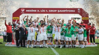 Bursaspor, şampiyonluk kupasını kaldırdı