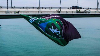 Büyükşehir, taraftarı kırmadı, Osmangazi Köprüsüne dev şampiyon Kocaelispor bayrağı asıldı