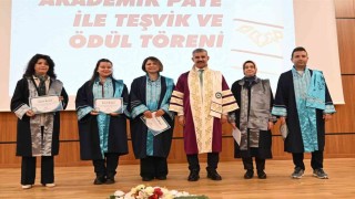 ÇAKÜde başarılı olan akademisyenler ödüllendirildi