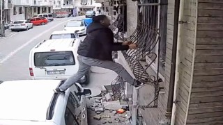 Cama tırmandı, kuruması için asılan çamaşırları çaldı; O anlar kamerada