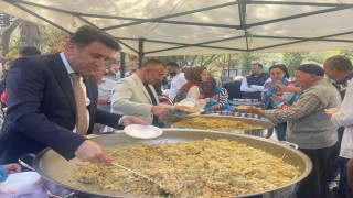 Cami çıkışı binlerce kişiye ‘Şifalı Pilav ikram ettiler