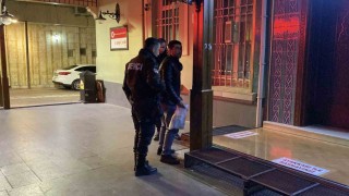 Camide uyuyan adam içeride mahsur kaldı