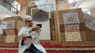 Camideki sadakat; kedisi Lola imamla beş vakit camiye geliyor