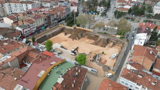 Çamura saplanan kamyonu kurtarmak isteyen sürücü, kamyonu ile 10 metreden düşerek ters döndü