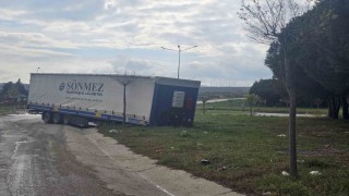 Çanakkalede seyir halindeki tırın dorsesi çıktı