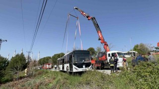 Çanakkalede yoldan çıkan otobüste şoför mahsur kaldı
