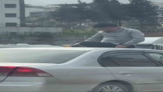 Canını hiçe sayarak otomobilin üzerinde alkol tüketen şahsın keyfi pes dedirtti
