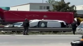 Çarpıştığı otomobil ile bariyer arasında sıkıştı