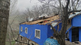 Çatakta fırtına hasara neden oldu