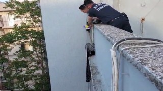 Çatı kenarında mahsur kalan yavru kediyi, itfaiye kurtardı