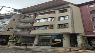 Çatıdan düşen kalaslar paniğe neden oldu