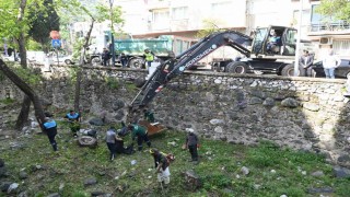 Çaybaşı Deresi hem temizlendi hem de yeni fidanlar dikildi