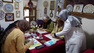 Çinicilik kursu sayesinde hem stres atıyorlar hem de aile bütçesine katkıda bulunuyorlar