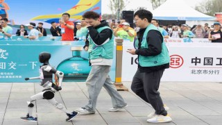 Çinli robotlar ilk kez yarı maratonda insanlarla koştu
