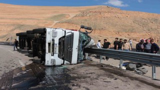 Cizrede freni boşalan tır devrildi: 1 yaralı