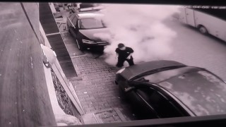 Çocuğun elindeki torpilin patladığı anlar kamerada