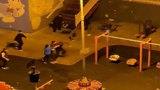 Çocuk parkında tekmeli yumruklu kavga kamerada