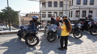 Çocuklar motosiklet tutkularıyla buluştu, ortaya renkli görüntüler çıktı