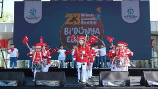 Çocuklardan renkli bando gösterisi