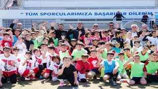 Çocukların turnuvasında başlama vuruşunu Başkan Kotan yaptı