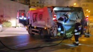 Çöp kamyonunun arkasında çıkan yangın söndürüldü