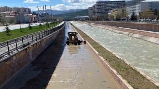 Çöplerle dolu olan yürüyüş yolu sonunda temizleniyor