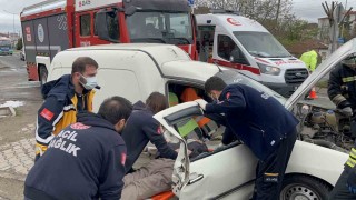 Çorluda trafik kazası: Araçta sıkışan yaralıyı itfaiye kurtardı