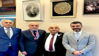 Cumhurbaşkanı Başdanışmanı Topçuya Tüketici Dostu Altın Madalyası