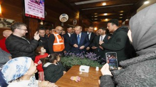 Cumhurbaşkanı Erdoğandan geceyi dışarda geçiren vatandaşları ziyaret
