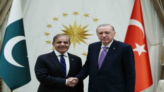 Cumhurbaşkanı Recep Tayyip Erdoğan, Pakistan Başbakanı Şahbaz Şerif ile Cumhurbaşkanlığı Külliyesinde bir araya geldi.