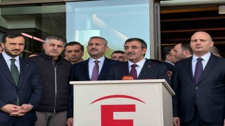 Cumhurbaşkanı Yardımcısı Cevdet Yılmaz, Sırrı Süreyya Önderi ziyaret etmek için hastaneye geldi