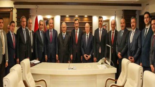 Cumhurbaşkanı Yardımcısı Yılmaz Büyükşehir Belediyesini ziyaret etti
