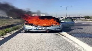 D100de yanan otomobilini çaresizce izledi: Diğer sürücüler yardımına koştu