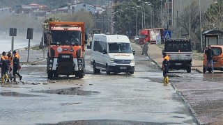 Dalgaların dövdüğü sahil yolunda hasar oluştu
