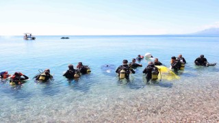 Dalgıçlar Konyaaltı Sahilinden 80 kilogram atık çıkardı