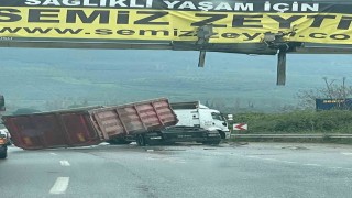 Damperi açılan tır üst geçide çarptı