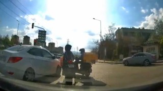 Darp edilen meslektaşını kurtarmak isteyen kadın kurye saldırgana kaskla kafa attı