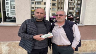 Dayı ve yeğeni buldukları 6 bin 250 dolar ve 400 euroyu polise teslim etti