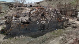 Definecilerin talan etti, asırlık kilise harabeye döndü