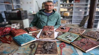 Defterleri deri kullanarak sanata dönüştürüyor