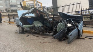 Demir korkuluğa çarpan Fiat Tofaş ikiye ayrıldı