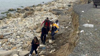 Deniz kenarında yürürken kayalıklardan düştü