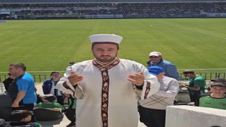 Denizlispor taraftarı, sarık ve cübbe giyip tribünde dua etti