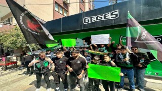 Denizlispor taraftarlarından kadınlara çiçek