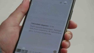 Deprem öncesinde telefonuna gelen uyarı ile dışarı çıkıp o anları kayıt altına aldı