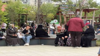 Deprem sonrası kendini sokağa atan vatandaşlar parklara ve boş alanlara akın etti