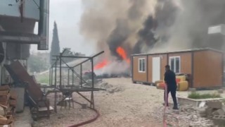 Depremde evleri yıkılan ailelerin konteyner yuvaları alevlere teslim oldu