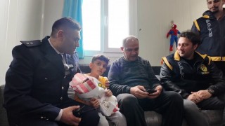 Depremde öksüz kalan Çınar Efeye polislerden bayram ziyareti
