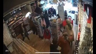 Depremde panik anları güvenlik kamerasında
