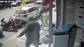 Depremden kaçış anları kameraya yansıdı